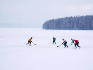 Mehr über den Artikel erfahren Eishockey auf dem zugefrorenen See: Regeln und Tipps