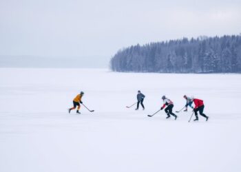 Eishockey auf dem zugefrorenen See