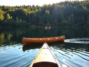 Mehr über den Artikel erfahren Kanuwandern: Mehrtagestouren auf und entlang von Seen