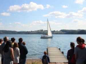 Mehr über den Artikel erfahren Segelkurse für Anfänger: Einstieg in den Wassersport