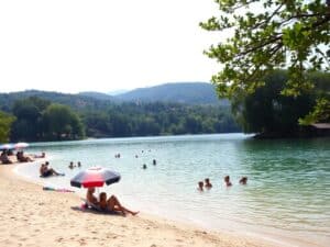 Mehr über den Artikel erfahren Sonnenschutz beim Baden am See – wichtige Hinweise
