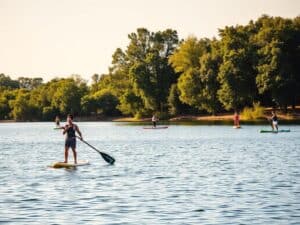 Mehr über den Artikel erfahren Stand-Up-Paddling als Trendsport am See im Sommer