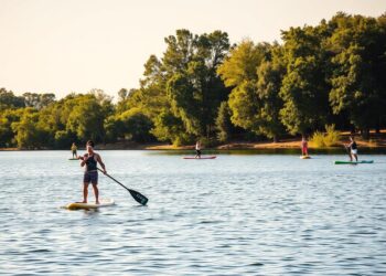 Stand-Up-Paddling als Trendsport am See im Sommer