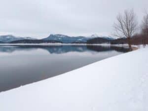 Mehr über den Artikel erfahren Kalte Tage am See – Winterliche Wetterphänomene und ihre Schönheit