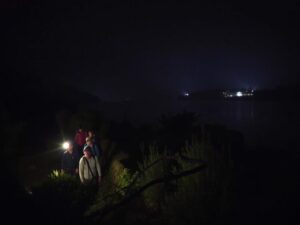 Mehr über den Artikel erfahren Nachtwanderung mit Stirnlampen rund um den See