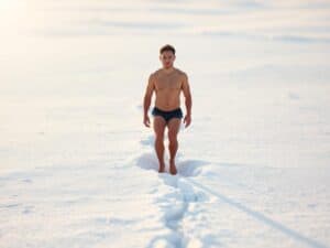 Mehr über den Artikel erfahren Barfußlaufen im Schnee als Kältereiz-Erlebnis
