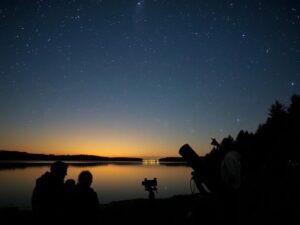 Mehr über den Artikel erfahren Teilnahme an einer geführten Sternenbeobachtung am Seeufer