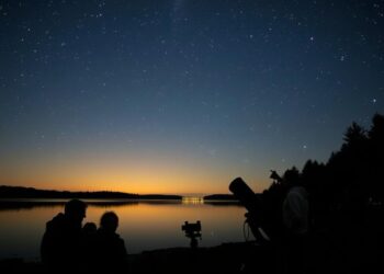 Teilnahme an einer geführten Sternenbeobachtung am Seeufer