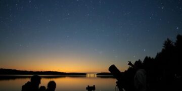 Teilnahme an einer geführten Sternenbeobachtung am Seeufer