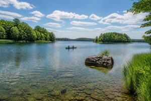 Mehr über den Artikel erfahren Carwitzer See: Baden, Kanufahren, Camping und Wandern in der Feldberger Seenlandschaft