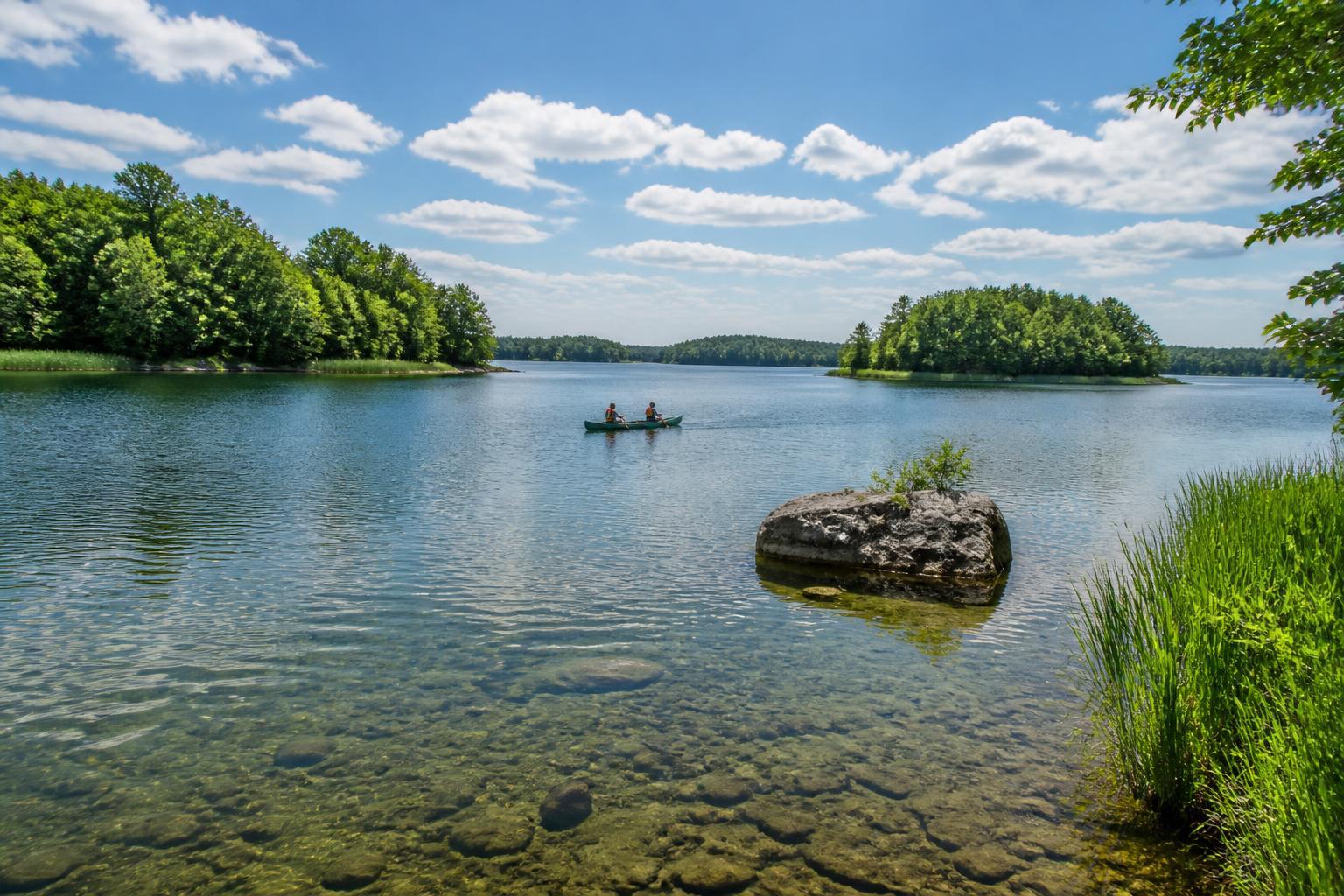Du betrachtest gerade Carwitzer See: Baden, Kanufahren, Camping und Wandern in der Feldberger Seenlandschaft