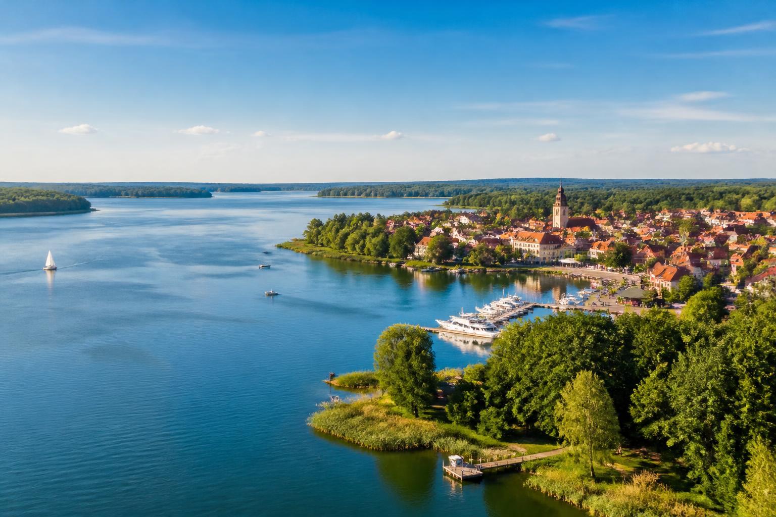 Du betrachtest gerade Die schönsten Seen der Mecklenburgischen Seenplatte: 12 traumhafte Seen für Baden, Urlaub und Natur